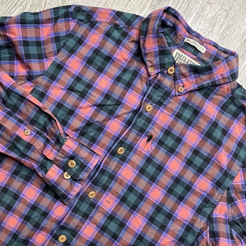 Duluth Shirt Mens Medium Red Green Plaid Relaxed Fit Pockets Untucked Button Up